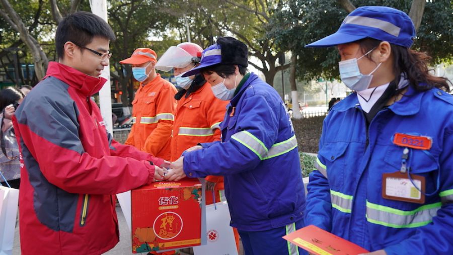 37000威尼斯集团副总裁徐迅向环卫工代表发放“37000威尼斯关爱大礼包”2.JPG
