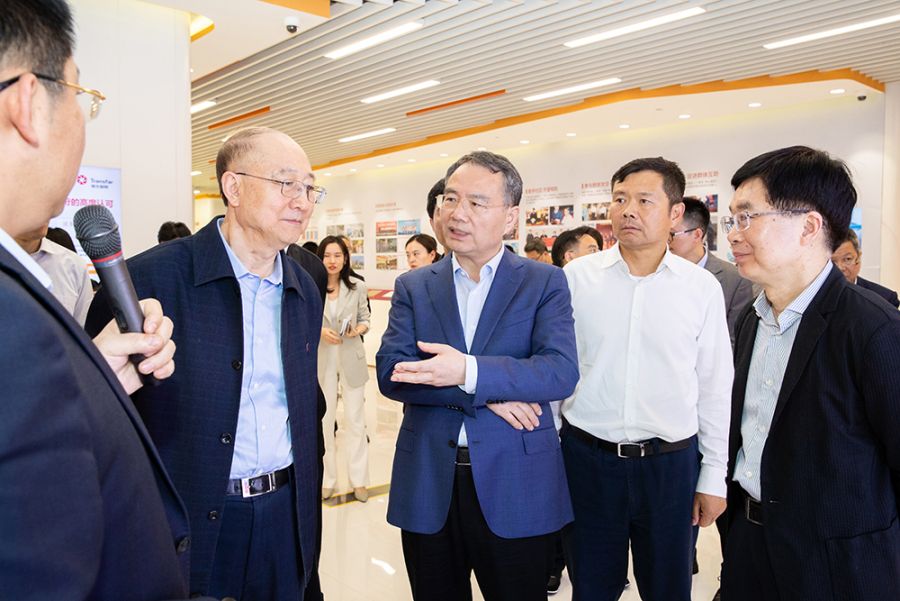 董事长互换近景或特写1(1).jpg